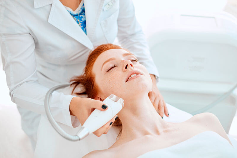Chica sometiéndose a uno de los tratamientos de estética más rentables