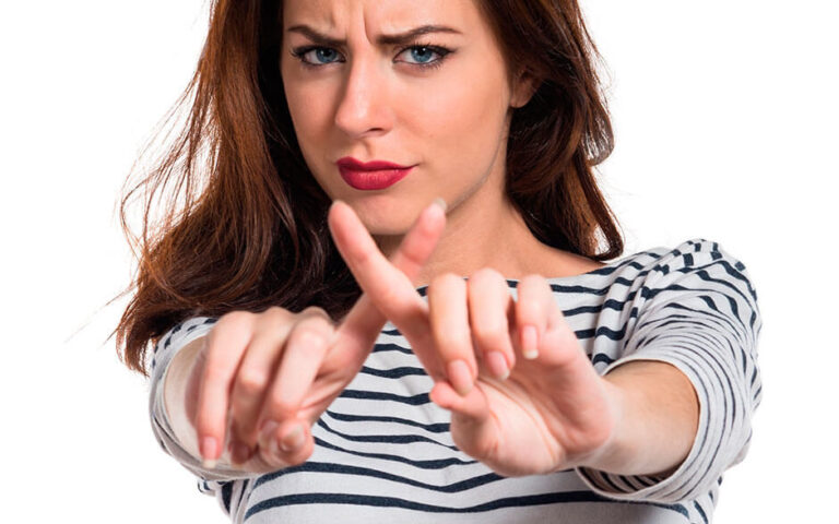 Chica rechazando clientas tóxicas con un gesto